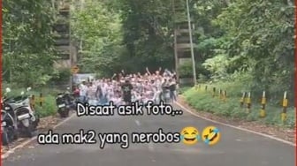 Emak-emak Melintas Saat Sesi Foto Album SMA, Siswa Auto Bubar