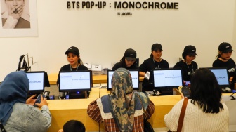 Para fans BTS atau Army saat memadati Pop-up BTS MONOCHROME yang hadir di Gandaria City Mall, Jakarta, Jumat (10/5/2024). [Suara.com/Alfian Winanto]