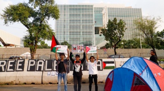 Sejumlah massa melakukan aksi di dekat tenda saat aksi solidaritas untuk Palestina di depan Kedutaan Besar Amerika untuk Indonesia, Jakarta, Jumat (10/5/2024). [Suara.com/Alfian Winanto]
