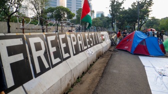 Sejumlah massa melakukan aksi di dekat tenda saat aksi solidaritas untuk Palestina di depan Kedutaan Besar Amerika untuk Indonesia, Jakarta, Jumat (10/5/2024). [Suara.com/Alfian Winanto]
