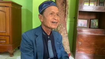 Cerita Kakek Zainal Arifin, Loper Koran di Bogor Nabung 11 Tahun untuk Naik Haji