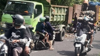 Sampah Dibuang Sembarangan di Jalan Nawungan hingga Menggunung, Pemkab Bantul Kerahan 2 Truk untuk Bersihkan