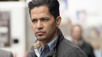 Jay Hernandez Debut Jadi Sutradara Film lewat Thriller Horor 'Night Comes'