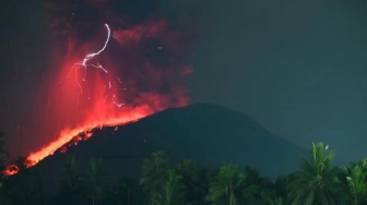 Gunung Ibu di Maluku Erupsi, Badai Petir Vulkanik Terjadi