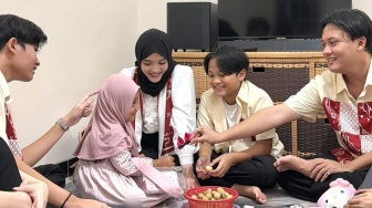 Pakai Mahkota, Cantiknya Gaya Putri Mendiang Lina Jubaedah di Pernikahan Rizky Febian