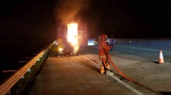 Detik-detik Truk Ekspedisi Terbakar di Tol Madiun-Ngawi