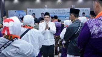 Pj Gubernur Adhy Lepas 366 Jamaah Haji Kloter Pertama Embarkasi Surabaya, Pesankan Jaga Ketahanan Fisik dan Mental