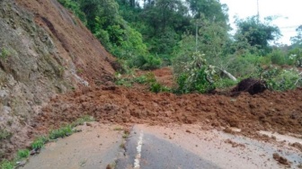 Jalan Lintas Padang-Bukiittinggi di Agam Tertimbun Longsor