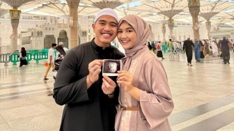 7 Potret Erina Gudono Umumkan Kehamilan Saat Umrah, Pamer Foto USG Calon Anak Pertama