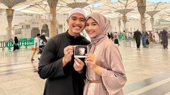 Posting Foto Berdua di Depan Ka'bah, Kaesang Umumkan Erina Gudono Hamil