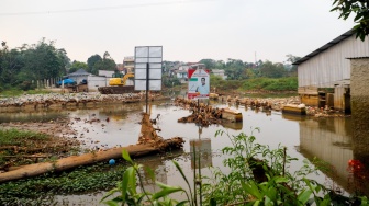 Suasana kawasan yang terendam banjir di Kampung Bulak Barat, Cipayung, Kota Depok, Jawa Barat, Senin  (13/5/2024). [Suara.com/Alfian Winanto]