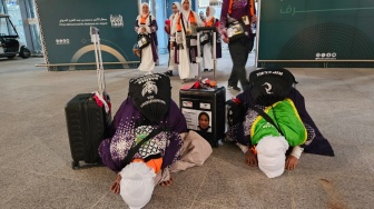 Calon Haji Kloter Pertama Embarkasi Makassar Sujud Syukur Saat Tiba di Madinah