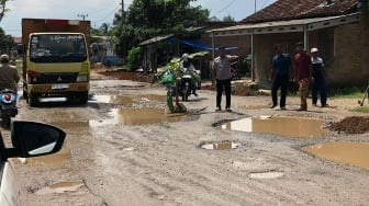 Protes Jalan Rusak, Warga Desa Poncowarno Lampung Tengah Unjuk Rasa