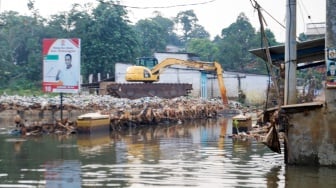 Suasana kawasan yang terendam banjir di Kampung Bulak Barat, Cipayung, Kota Depok, Jawa Barat, Senin  (13/5/2024). [Suara.com/Alfian Winanto]