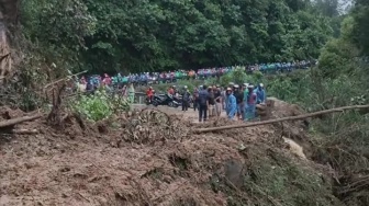 2 Mobil Terseret Longsor Sitinjau Lauik, 1 Orang Tewas, 6 Luka-luka dan 1 Lagi Masih Dicari