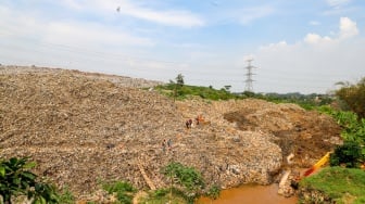 Suasana di Tempat Pembuangan Akhir (TPA) Cipayung di Depok, Jawa Barat, Senin (13/5/2024). [Suara.com/Alfian Winanto]