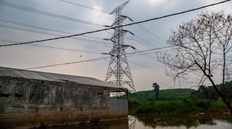 Suasana kawasan yang terendam banjir di Kampung Bulak Barat, Cipayung, Kota Depok, Jawa Barat, Senin  (13/5/2024). [Suara.com/Alfian Winanto]