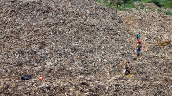 Suasana di Tempat Pembuangan Akhir (TPA) Cipayung di Depok, Jawa Barat, Senin (13/5/2024). [Suara.com/Alfian Winanto]