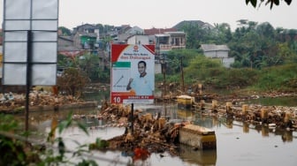 Suasana kawasan yang terendam banjir di Kampung Bulak Barat, Cipayung, Kota Depok, Jawa Barat, Senin  (13/5/2024). [Suara.com/Alfian Winanto]