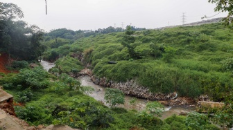 Suasana di lokasi longsor Tempat Pembuangan Akhir (TPA) Cipayung yang menimbun Kali Pesanggrahan di Depok, Jawa Barat, Senin (13/5/2024). [Suara.com/Alfian Winanto]