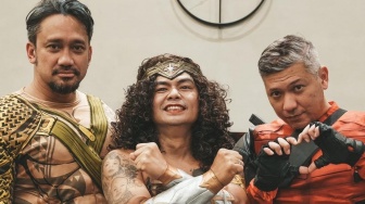 Ultah Bareng! Gading Marten, Tora Sudiro dan Wendy Cagur Dikerjai Pakai Kostum Superhero