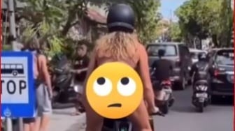 Bule Ini Twerking Pakai Bikini Sambil Mengendarai Motor di Bali