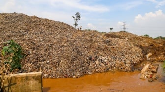 Suasana di lokasi longsor Tempat Pembuangan Akhir (TPA) Cipayung yang menimbun Kali Pesanggrahan di Depok, Jawa Barat, Senin (13/5/2024). [Suara.com/Alfian Winanto]