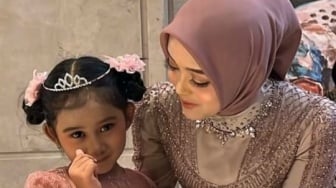 Adab Putri Delina Tuai Pujian usai Rangkul Bintang Anak Lina Jubaedah di Nikahan Rizky Febian