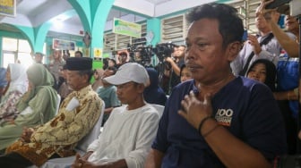 Ekspresi haru para ahli waris korban kecelakaan bus saat menerima santunan di SMK Lingga Kencana, Depok, Jawa Barat, Senin (13/5/2024). [Suara.com/Alfian Winanto]