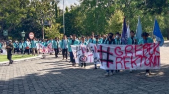 Demo Mahasiswa UNS Tolak Kenaikan UKT dan IPI: Ini 8 Poin Tuntutannya!