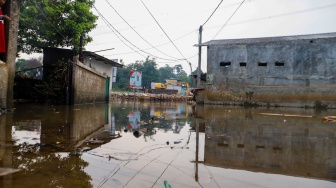 Suasana kawasan yang terendam banjir di Kampung Bulak Barat, Cipayung, Kota Depok, Jawa Barat, Senin  (13/5/2024). [Suara.com/Alfian Winanto]