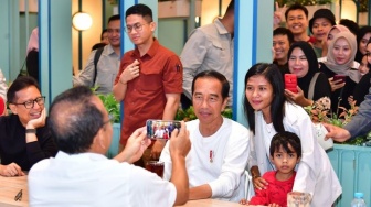 Bikin Kaget Pengunjung Mal The Park Kendari, Warga Cerita Jokowi Mau Foto Ulang Kalau Hasilnya Jelek