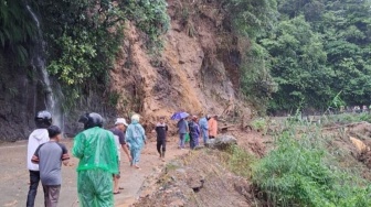 Jalan Lintas Riau-Sumbar di Kampar Longsor, Terapkan Buka Tutup