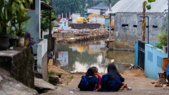 Suasana kawasan yang terendam banjir di Kampung Bulak Barat, Cipayung, Kota Depok, Jawa Barat, Senin  (13/5/2024). [Suara.com/Alfian Winanto]