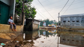 Suasana kawasan yang terendam banjir di Kampung Bulak Barat, Cipayung, Kota Depok, Jawa Barat, Senin  (13/5/2024). [Suara.com/Alfian Winanto]