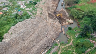 Suasana di Tempat Pembuangan Akhir (TPA) Cipayung di Depok, Jawa Barat, Senin (13/5/2024). [Suara.com/Alfian Winanto]