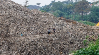 Suasana di Tempat Pembuangan Akhir (TPA) Cipayung di Depok, Jawa Barat, Senin (13/5/2024). [Suara.com/Alfian Winanto]