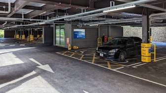 Kebiasaan Menyalakan Mesin Mobil saat Parkir Ternyata Bikin Rusak Komponen