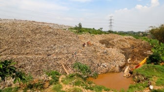 Suasana di lokasi longsor Tempat Pembuangan Akhir (TPA) Cipayung yang menimbun Kali Pesanggrahan di Depok, Jawa Barat, Senin (13/5/2024). [Suara.com/Alfian Winanto]