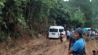 Seharian Putus Total, Jalan Padang-Solok Selatan Mulai Bisa Dilewati Kendaraan