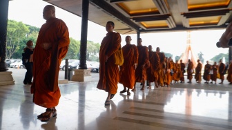 Para Bhikkhu saat tiba di Taman Mini Indonesia Indah, Jakarta, Selasa (14/5/2024). [Suara.com/Alfian Winanto]