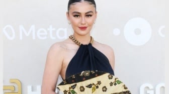 Agnez Mo Memukau Hollywood dengan Busana Batik Plus Kipas di Gold Gala 2024
