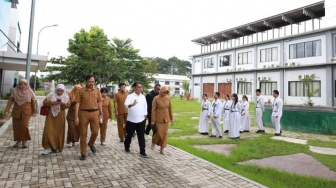 Sidak ke SMA 10 Samarinda, Akmal Malik Singgung Sekolah Pengejar Profit