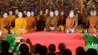 Para Bhikkhu saat tiba di Taman Mini Indonesia Indah, Jakarta, Selasa (14/5/2024). [Suara.com/Alfian Winanto]