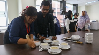 Peserta mengikuti pelatihan Barista di Pusat Pelatihan Kerja Daerah (PPKD) Jakarta Pusat, Selasa (14/5/2024). [Suara.com/Alfian Winanto]