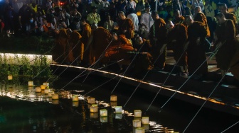 Seorang Bhikkhu saat prosesi Larung Lentera Harapan Semesta di Taman Mini Indonesia Indah, Jakarta, Selasa (14/5/2024). [Suara.com/Alfian Winanto]