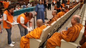 Para Bhikkhu diperiksa kesehatannya saat tiba di Taman Mini Indonesia Indah, Jakarta, Selasa (14/5/2024). [Suara.com/Alfian Winanto]