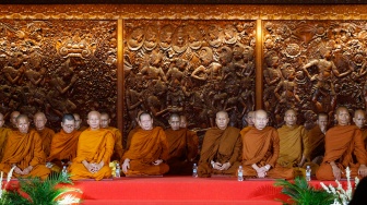 Para Bhikkhu saat tiba di Taman Mini Indonesia Indah, Jakarta, Selasa (14/5/2024). [Suara.com/Alfian Winanto]