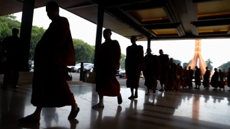 Para Bhikkhu saat tiba di Taman Mini Indonesia Indah, Jakarta, Selasa (14/5/2024). [Suara.com/Alfian Winanto]