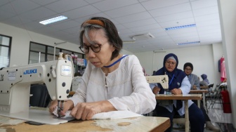 Peserta mengikuti pelatihan tata busana di Pusat Pelatihan Kerja Daerah (PPKD) Jakarta Pusat, Selasa (14/5/2024). [Suara.com/Alfian Winanto]